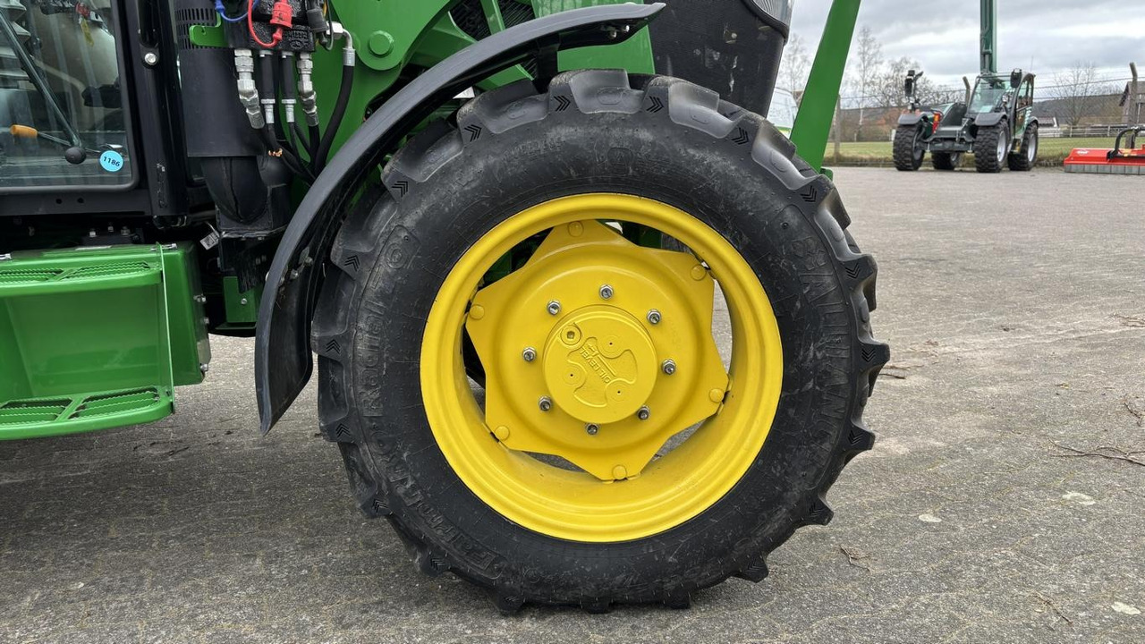 Traktor John Deere 5075E STUFE V: slika Traktor John Deere 5075E STUFE V