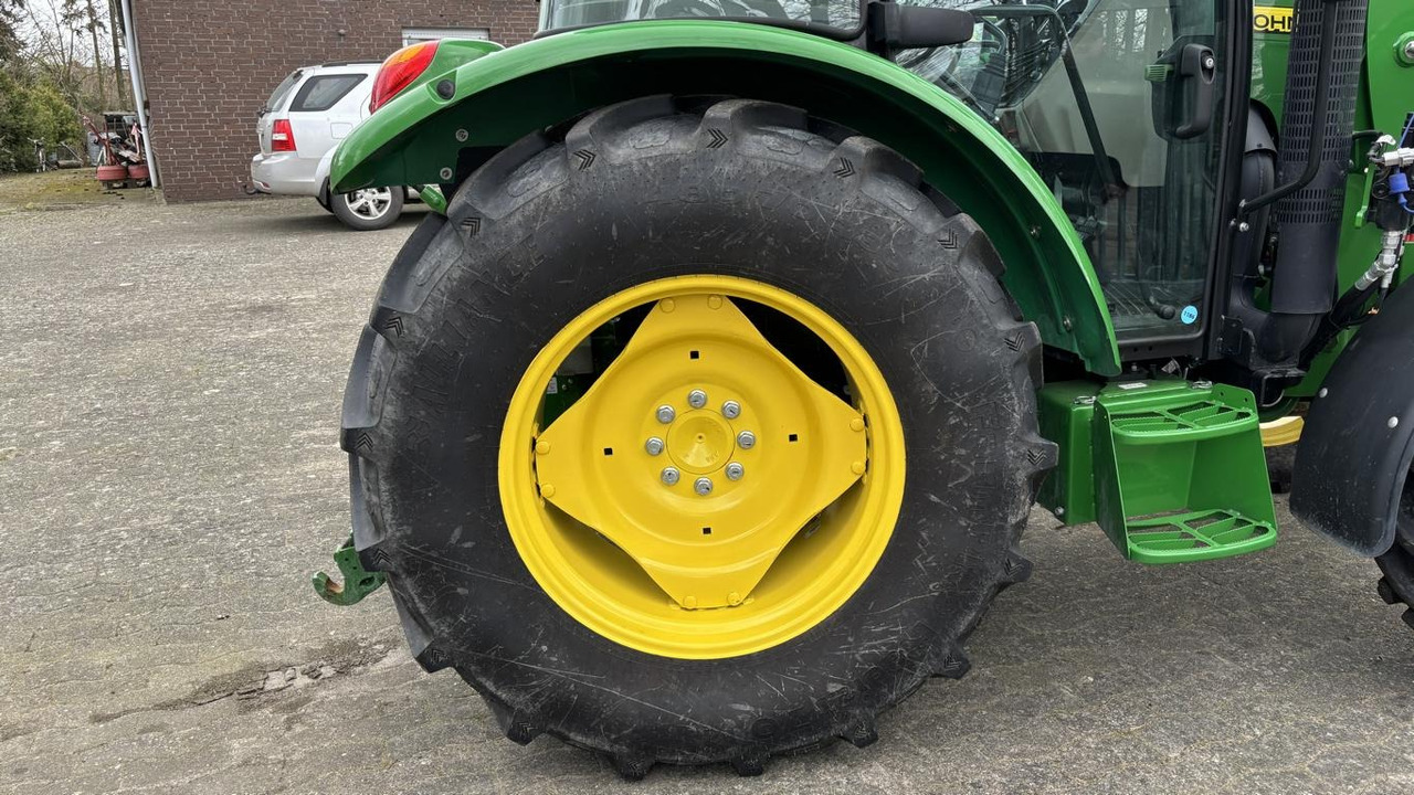Traktor John Deere 5075E STUFE V: slika Traktor John Deere 5075E STUFE V