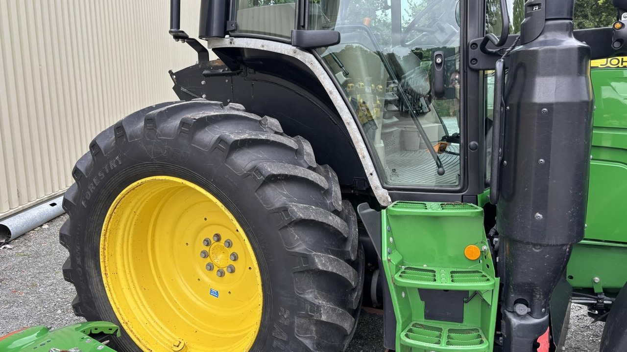 Općinski traktor John Deere 6120M: slika Općinski traktor John Deere 6120M
