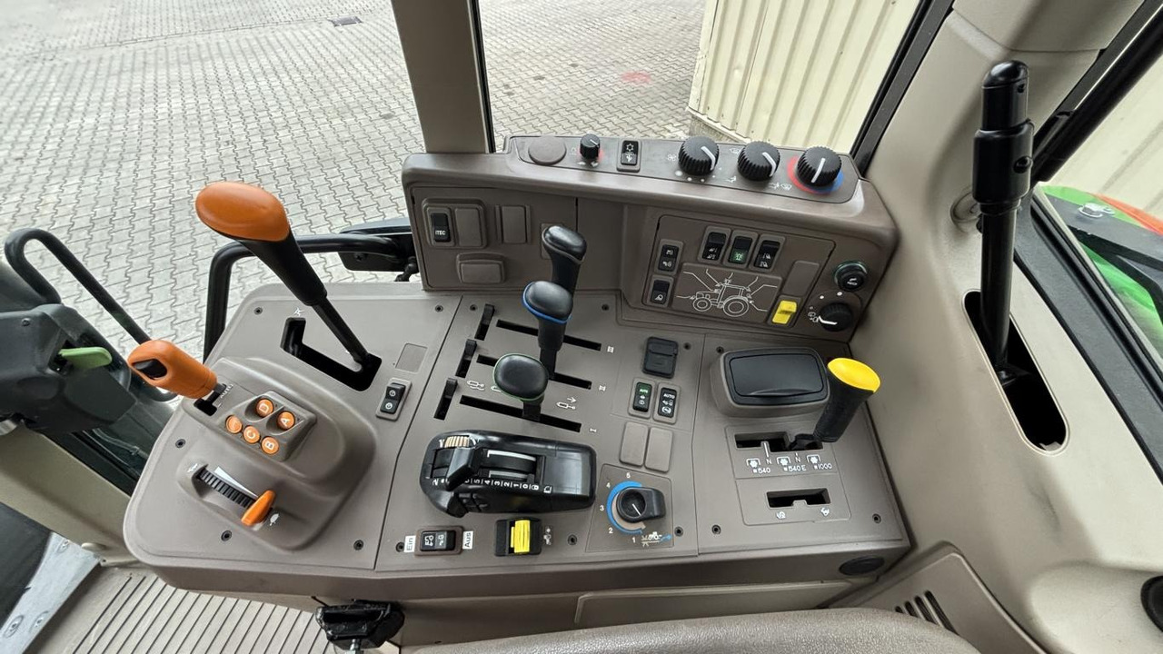 Općinski traktor John Deere 6120M: slika Općinski traktor John Deere 6120M