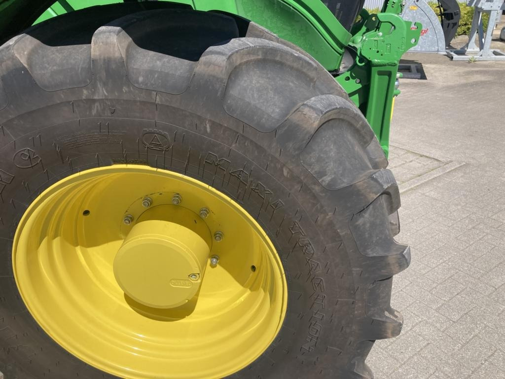 Traktor John Deere 6R215: slika Traktor John Deere 6R215