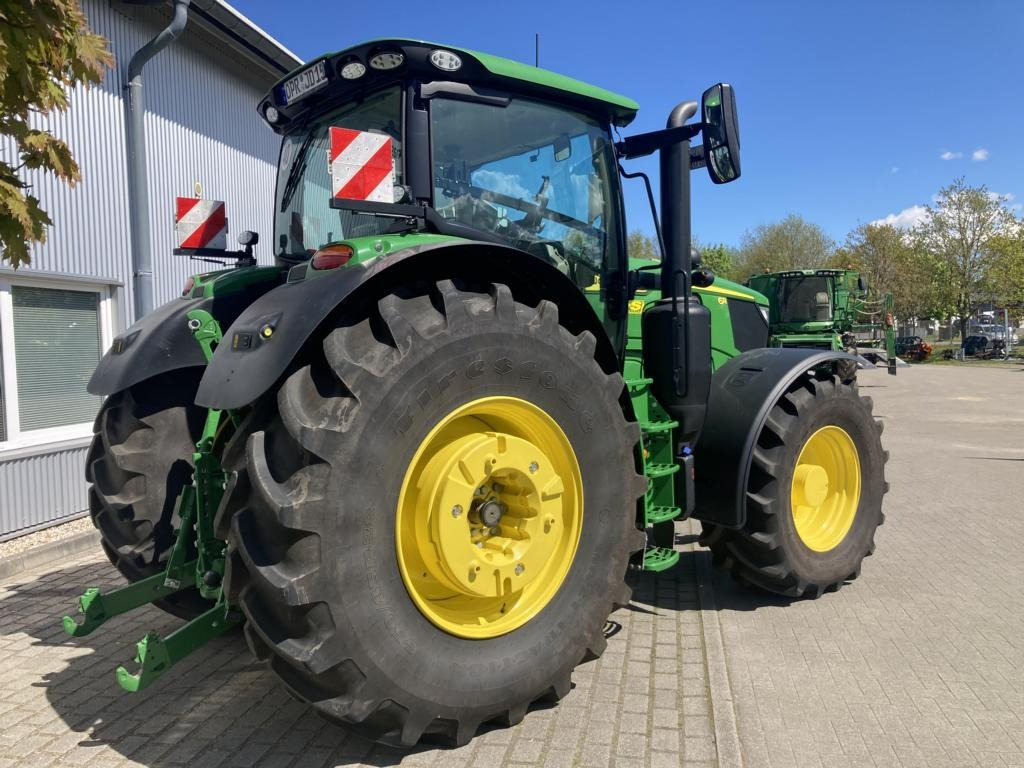 Traktor John Deere 6R215: slika Traktor John Deere 6R215