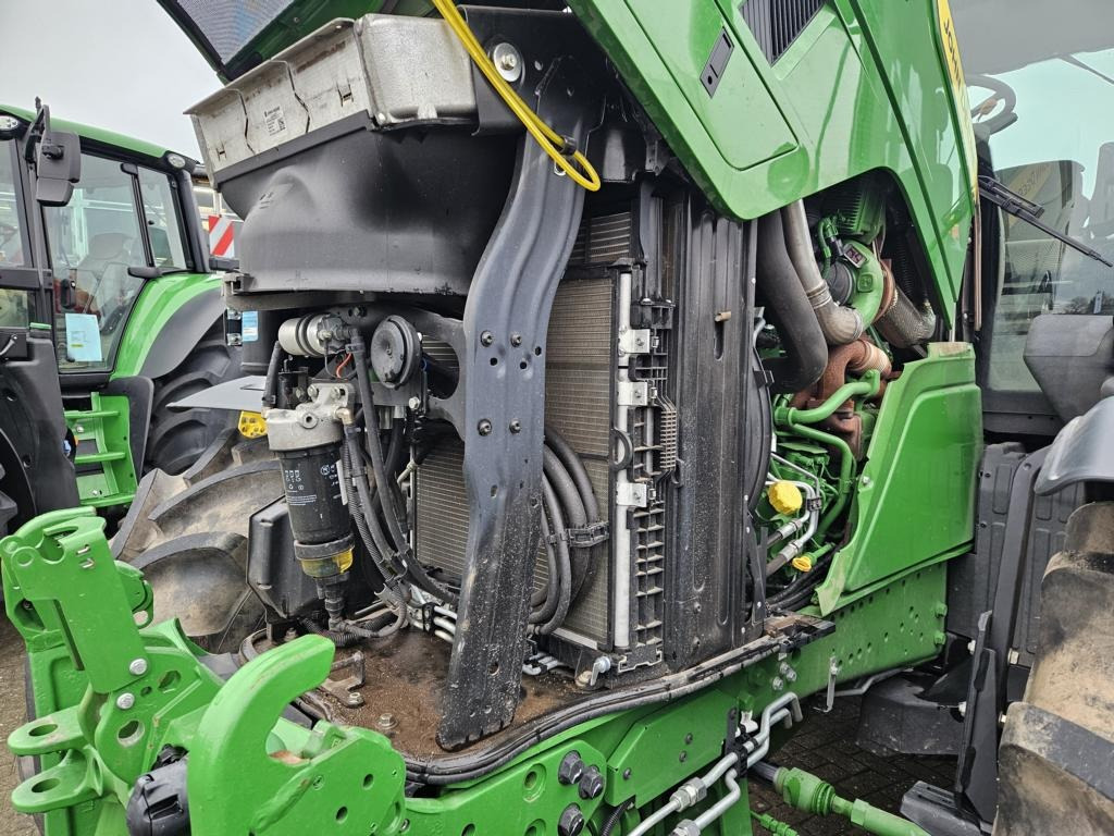John Deere 6R215 - Traktor: slika John Deere 6R215 - Traktor John Deere 6R215 - Traktor: slika John Deere 6R215 - Traktor