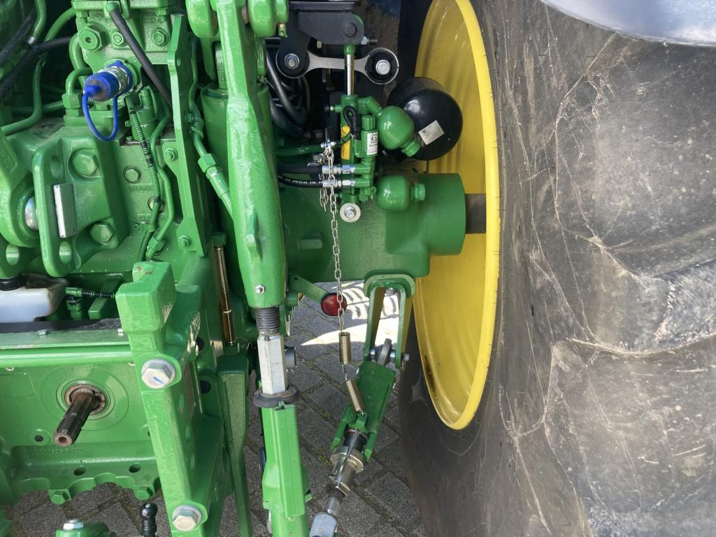 Traktor John Deere 6R215: slika Traktor John Deere 6R215