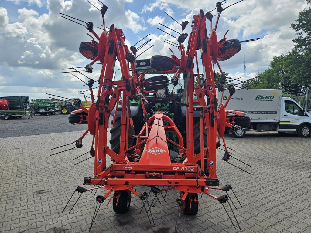 Kuhn GF 8702 - Prevrtač sijena/ Grabulje: slika Kuhn GF 8702 - Prevrtač sijena/ Grabulje Kuhn GF 8702 - Prevrtač sijena/ Grabulje: slika Kuhn GF 8702 - Prevrtač sijena/ Grabulje