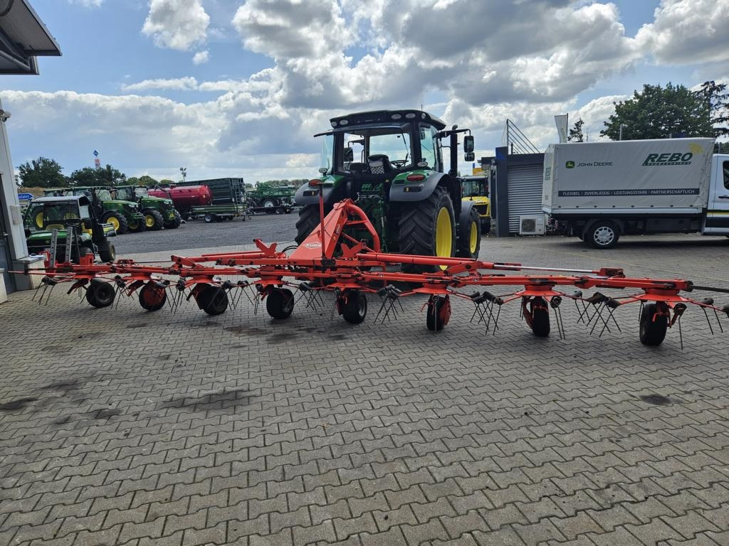 Kuhn GF 8702 - Prevrtač sijena/ Grabulje: slika Kuhn GF 8702 - Prevrtač sijena/ Grabulje Kuhn GF 8702 - Prevrtač sijena/ Grabulje: slika Kuhn GF 8702 - Prevrtač sijena/ Grabulje