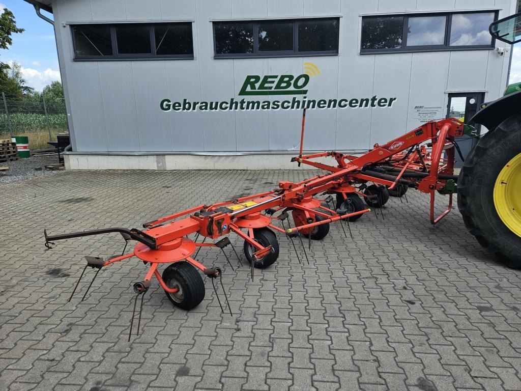 Prevrtač sijena/ Grabulje Kuhn GF8702: slika Prevrtač sijena/ Grabulje Kuhn GF8702