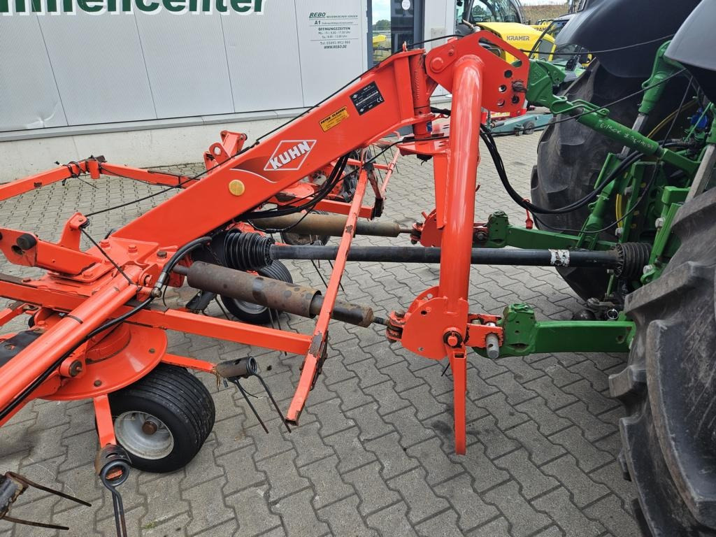 Prevrtač sijena/ Grabulje Kuhn GF8702: slika Prevrtač sijena/ Grabulje Kuhn GF8702