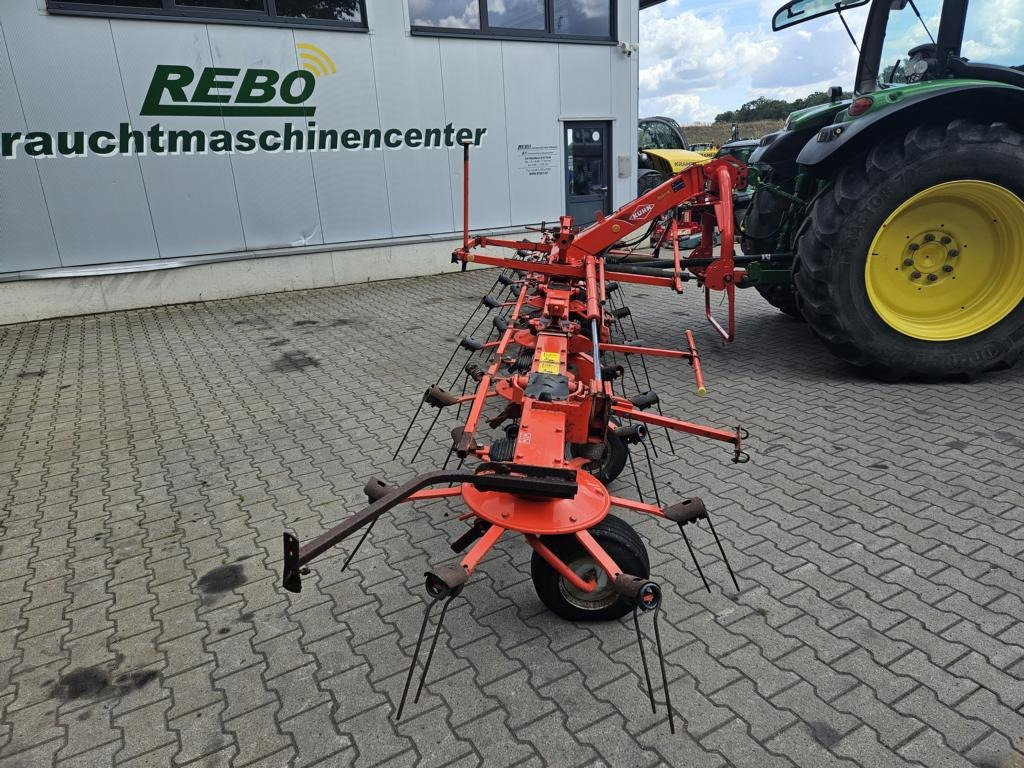 Prevrtač sijena/ Grabulje Kuhn GF8702: slika Prevrtač sijena/ Grabulje Kuhn GF8702