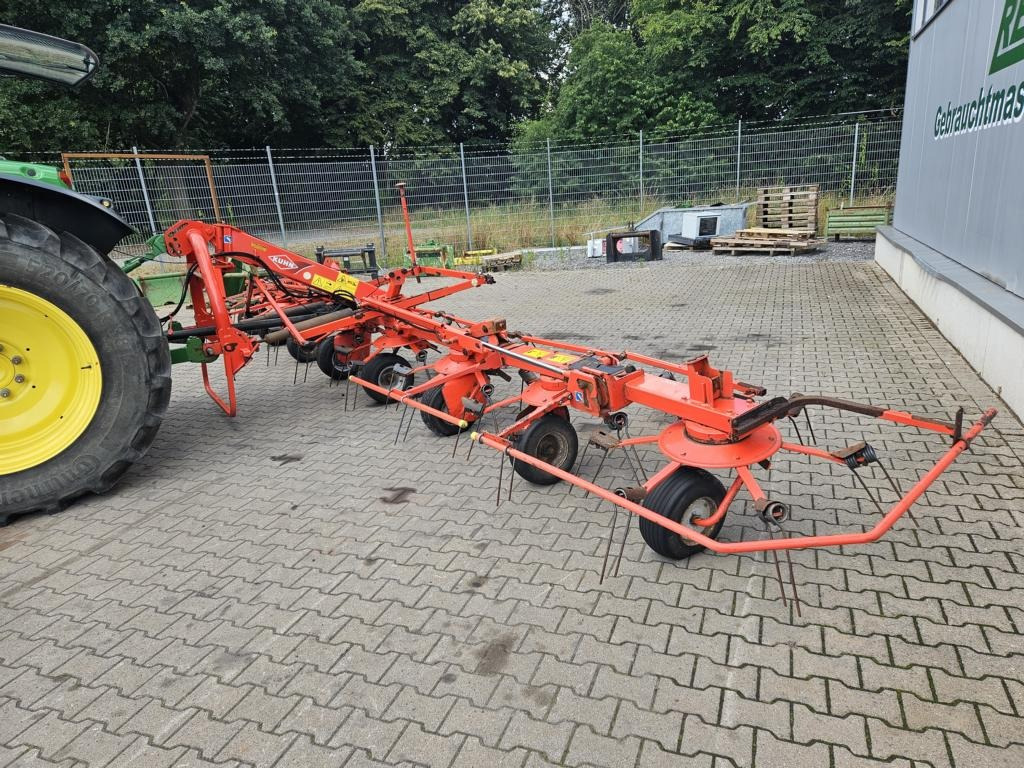 Prevrtač sijena/ Grabulje Kuhn GF8702: slika Prevrtač sijena/ Grabulje Kuhn GF8702