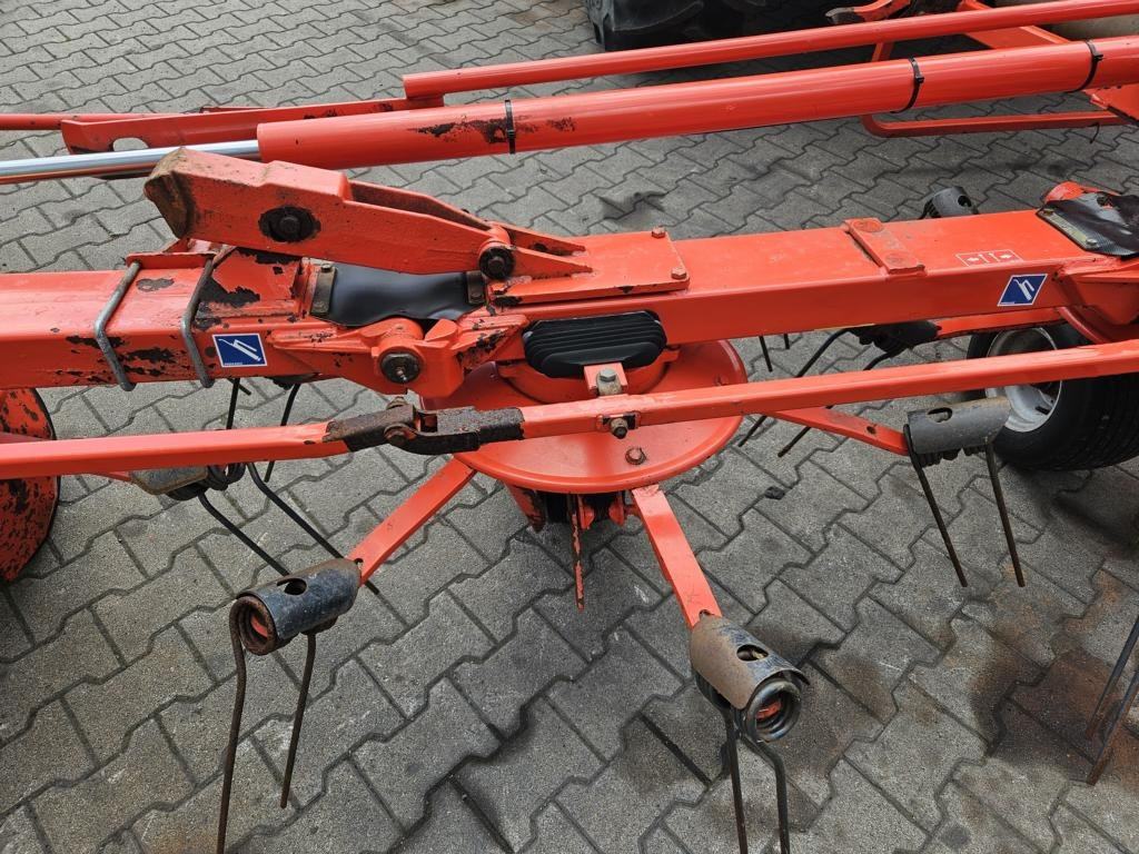 Prevrtač sijena/ Grabulje Kuhn GF8702: slika Prevrtač sijena/ Grabulje Kuhn GF8702
