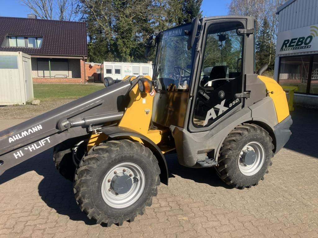 MECALAC AX 850 - Utovarivač na kotačima: slika MECALAC AX 850 - Utovarivač na kotačima MECALAC AX 850 - Utovarivač na kotačima: slika MECALAC AX 850 - Utovarivač na kotačima