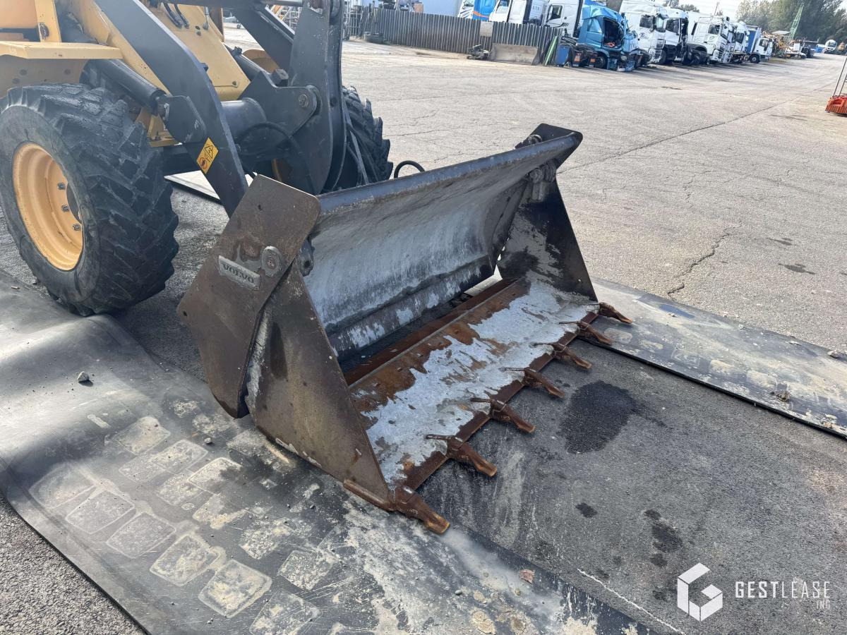 Volvo L30G - Utovarivač na kotačima: slika Volvo L30G - Utovarivač na kotačima Volvo L30G - Utovarivač na kotačima: slika Volvo L30G - Utovarivač na kotačima