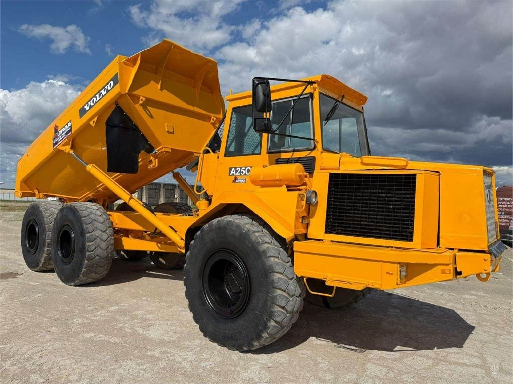 Volvo A25C - Zglobni istovarivač: slika Volvo A25C - Zglobni istovarivač Volvo A25C - Zglobni istovarivač: slika Volvo A25C - Zglobni istovarivač