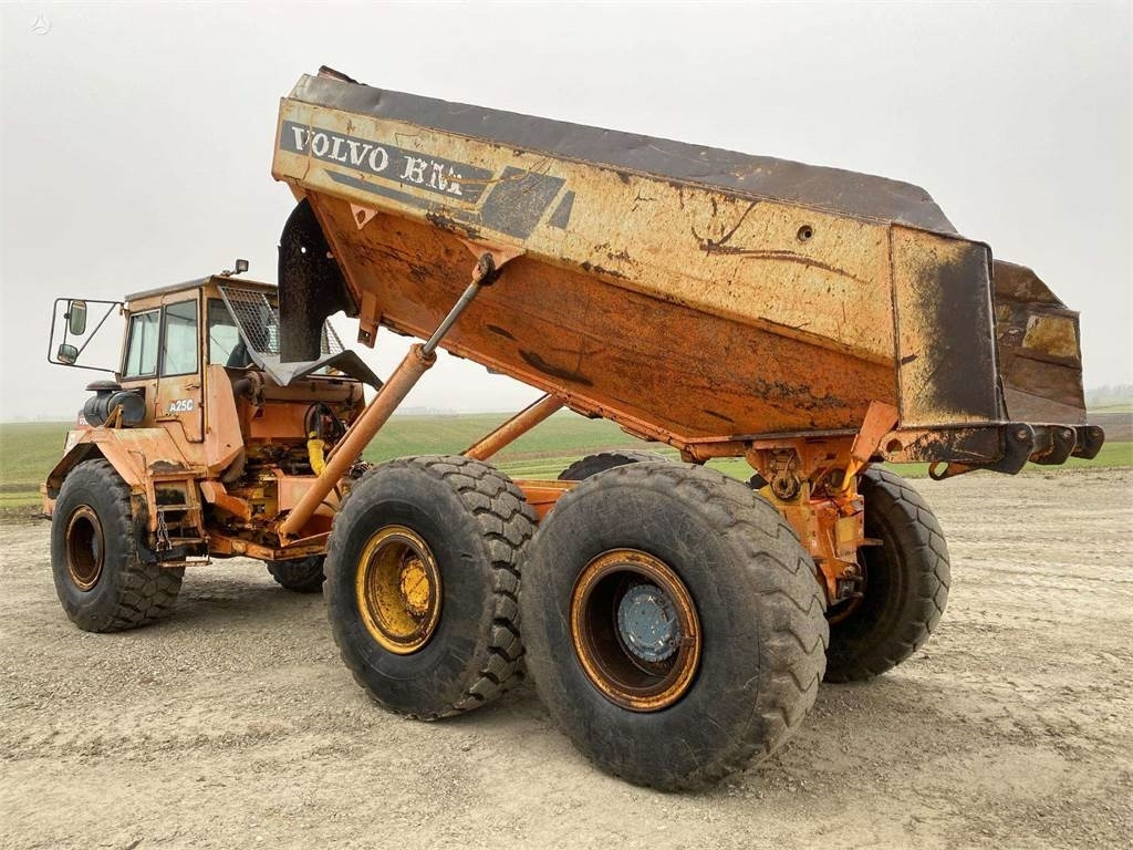 Volvo A25C , Nr.1 - Zglobni istovarivač: slika Volvo A25C , Nr.1 - Zglobni istovarivač Volvo A25C , Nr.1 - Zglobni istovarivač: slika Volvo A25C , Nr.1 - Zglobni istovarivač