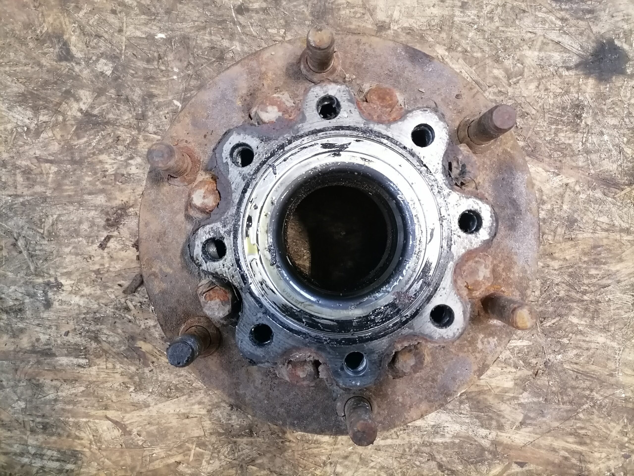 MB Atego truck with wheel hub A9703560301 - Univerzalni dio za Kamion: slika MB Atego truck with wheel hub A9703560301 - Univerzalni dio za Kamion MB Atego truck with wheel hub A9703560301 - Univerzalni dio za Kamion: slika MB Atego truck with wheel hub A9703560301 - Univerzalni dio za Kamion