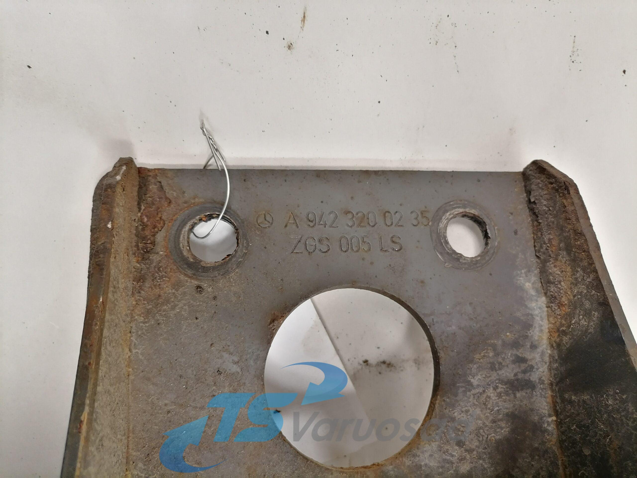 Mercedes-Benz Air spring bracket A9423200235 - Zračni ovjes za Kamion: slika Mercedes-Benz Air spring bracket A9423200235 - Zračni ovjes za Kamion Mercedes-Benz Air spring bracket A9423200235 - Zračni ovjes za Kamion: slika Mercedes-Benz Air spring bracket A9423200235 - Zračni ovjes za Kamion