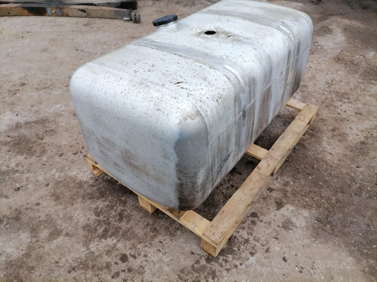 Mercedes-Benz Kütusepaak 390L A9604701303 - Spremnik goriva za Kamion: slika Mercedes-Benz Kütusepaak 390L A9604701303 - Spremnik goriva za Kamion Mercedes-Benz Kütusepaak 390L A9604701303 - Spremnik goriva za Kamion: slika Mercedes-Benz Kütusepaak 390L A9604701303 - Spremnik goriva za Kamion