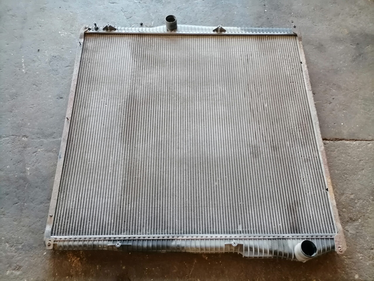 Scania Cooling radiator 1781365 - Hladnjak za Kamion: slika Scania Cooling radiator 1781365 - Hladnjak za Kamion Scania Cooling radiator 1781365 - Hladnjak za Kamion: slika Scania Cooling radiator 1781365 - Hladnjak za Kamion