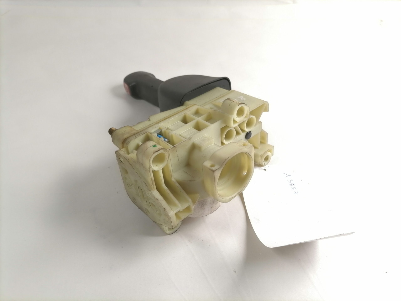 Scania Handbrake control lever 1882115 - Univerzalni dio za Kamion: slika Scania Handbrake control lever 1882115 - Univerzalni dio za Kamion Scania Handbrake control lever 1882115 - Univerzalni dio za Kamion: slika Scania Handbrake control lever 1882115 - Univerzalni dio za Kamion