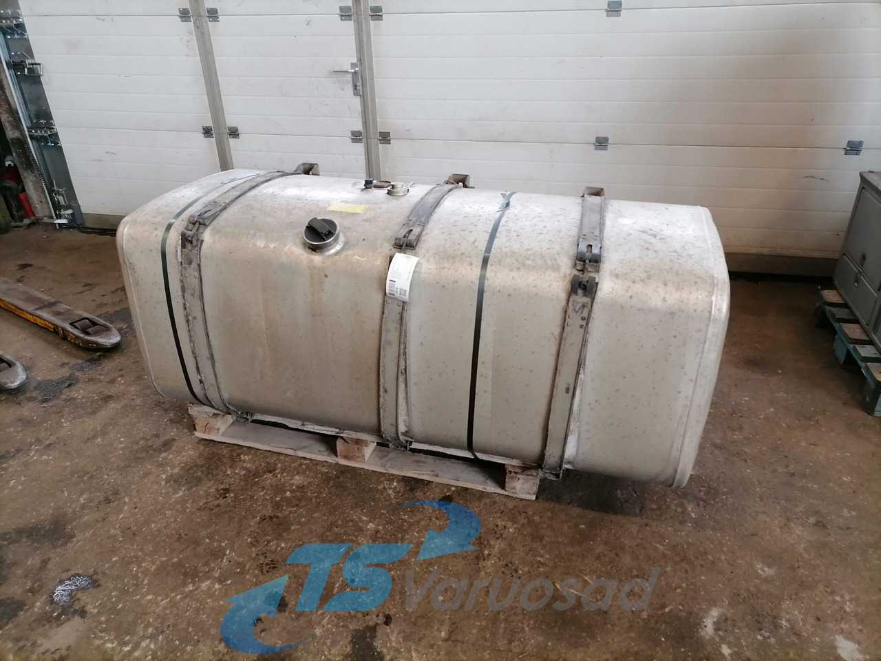 Scania Kütusepaak 700L 1517309 - Spremnik goriva za Kamion: slika Scania Kütusepaak 700L 1517309 - Spremnik goriva za Kamion Scania Kütusepaak 700L 1517309 - Spremnik goriva za Kamion: slika Scania Kütusepaak 700L 1517309 - Spremnik goriva za Kamion