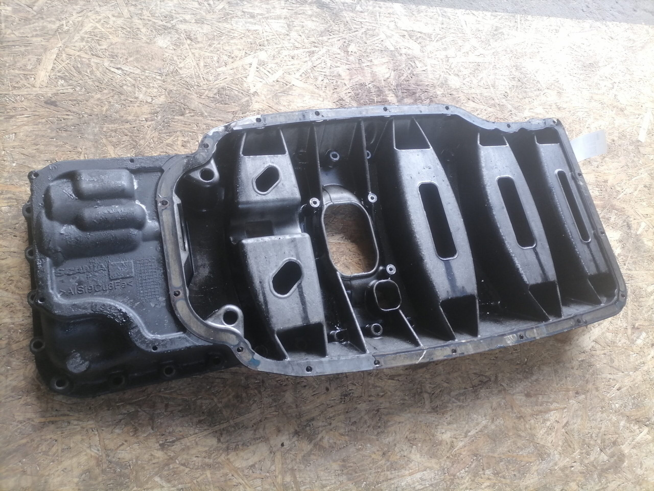 Scania Ladder frame 1942851 - Korito ulja za Kamion: slika Scania Ladder frame 1942851 - Korito ulja za Kamion Scania Ladder frame 1942851 - Korito ulja za Kamion: slika Scania Ladder frame 1942851 - Korito ulja za Kamion