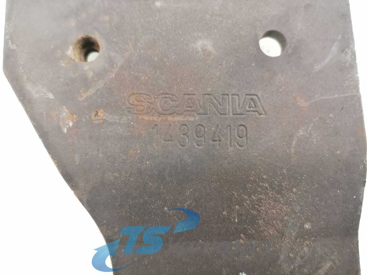 Scania Muffler carrier 1439419 - Prigušni lonac za Kamion: slika Scania Muffler carrier 1439419 - Prigušni lonac za Kamion Scania Muffler carrier 1439419 - Prigušni lonac za Kamion: slika Scania Muffler carrier 1439419 - Prigušni lonac za Kamion