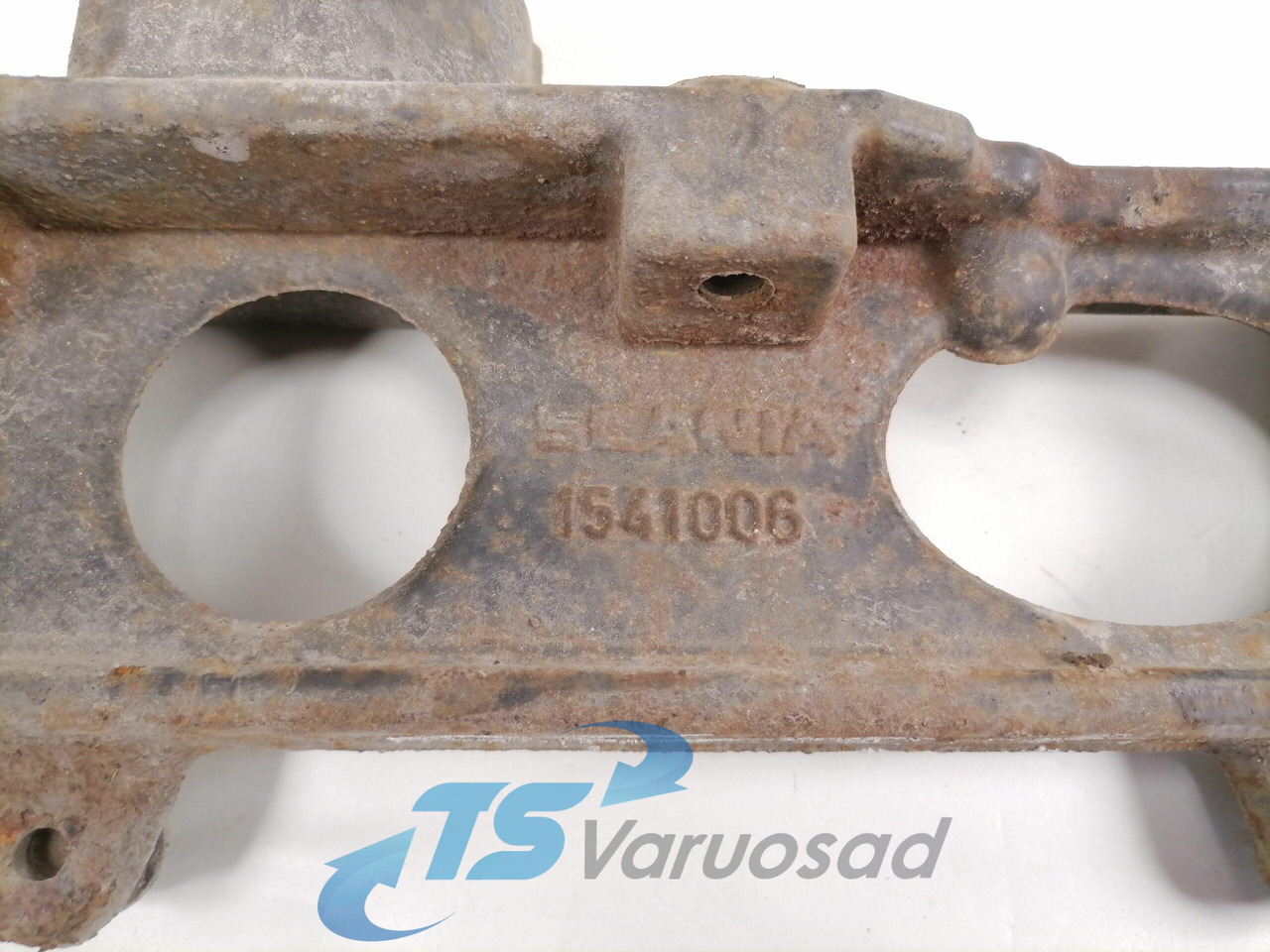 Scania Muffler carrier 1541006 - Prigušni lonac za Kamion: slika Scania Muffler carrier 1541006 - Prigušni lonac za Kamion Scania Muffler carrier 1541006 - Prigušni lonac za Kamion: slika Scania Muffler carrier 1541006 - Prigušni lonac za Kamion
