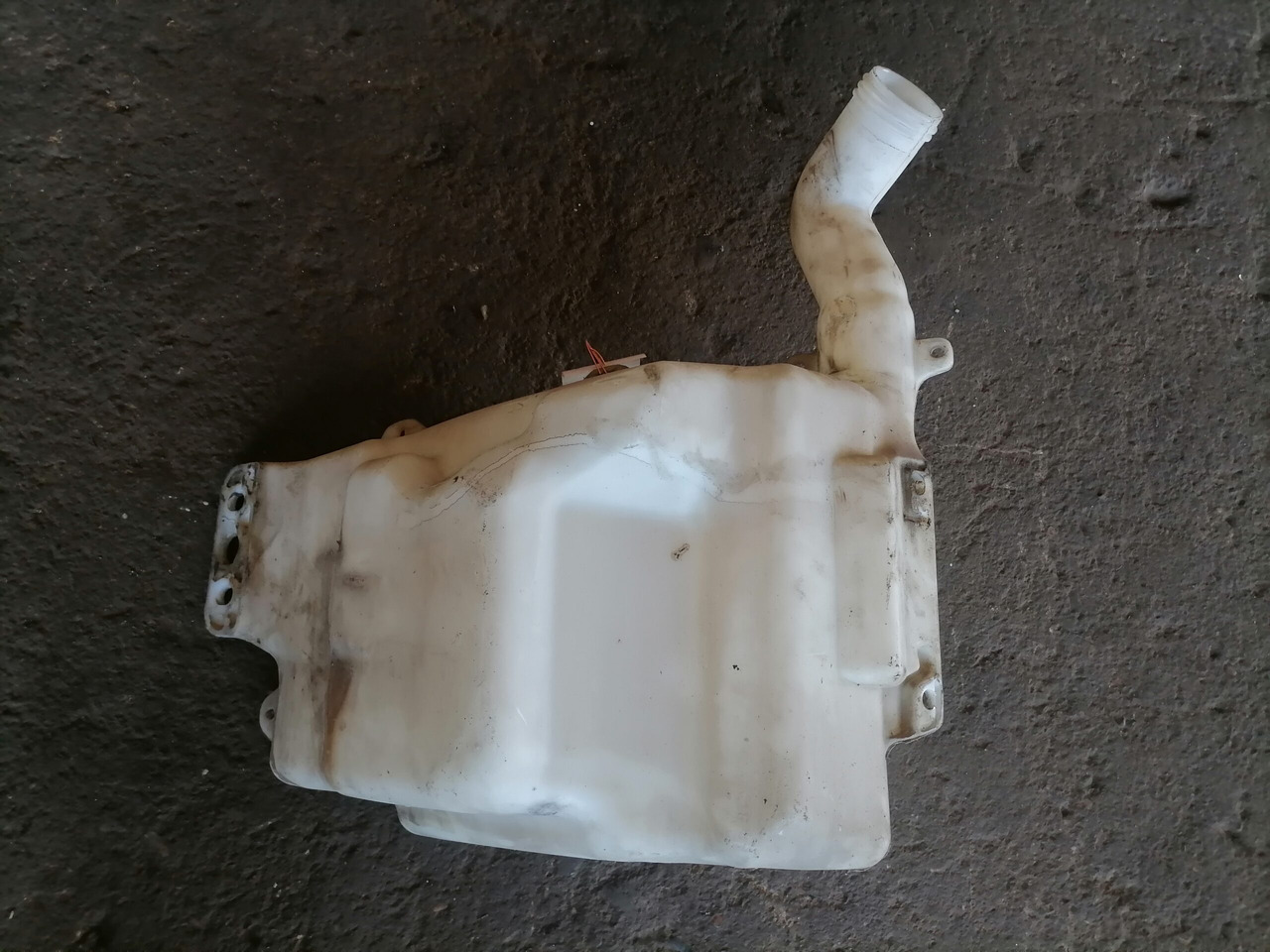 Scania Windscreen washer fluid tank 1854255 - Brisač za Kamion: slika Scania Windscreen washer fluid tank 1854255 - Brisač za Kamion Scania Windscreen washer fluid tank 1854255 - Brisač za Kamion: slika Scania Windscreen washer fluid tank 1854255 - Brisač za Kamion