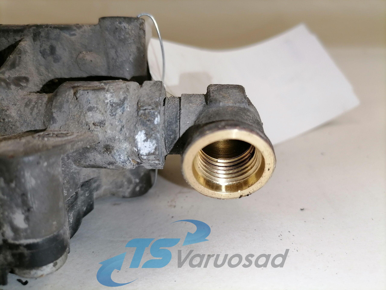 Volvo ABS brake valve 21327360 - Kočioni ventil za Kamion: slika Volvo ABS brake valve 21327360 - Kočioni ventil za Kamion Volvo ABS brake valve 21327360 - Kočioni ventil za Kamion: slika Volvo ABS brake valve 21327360 - Kočioni ventil za Kamion