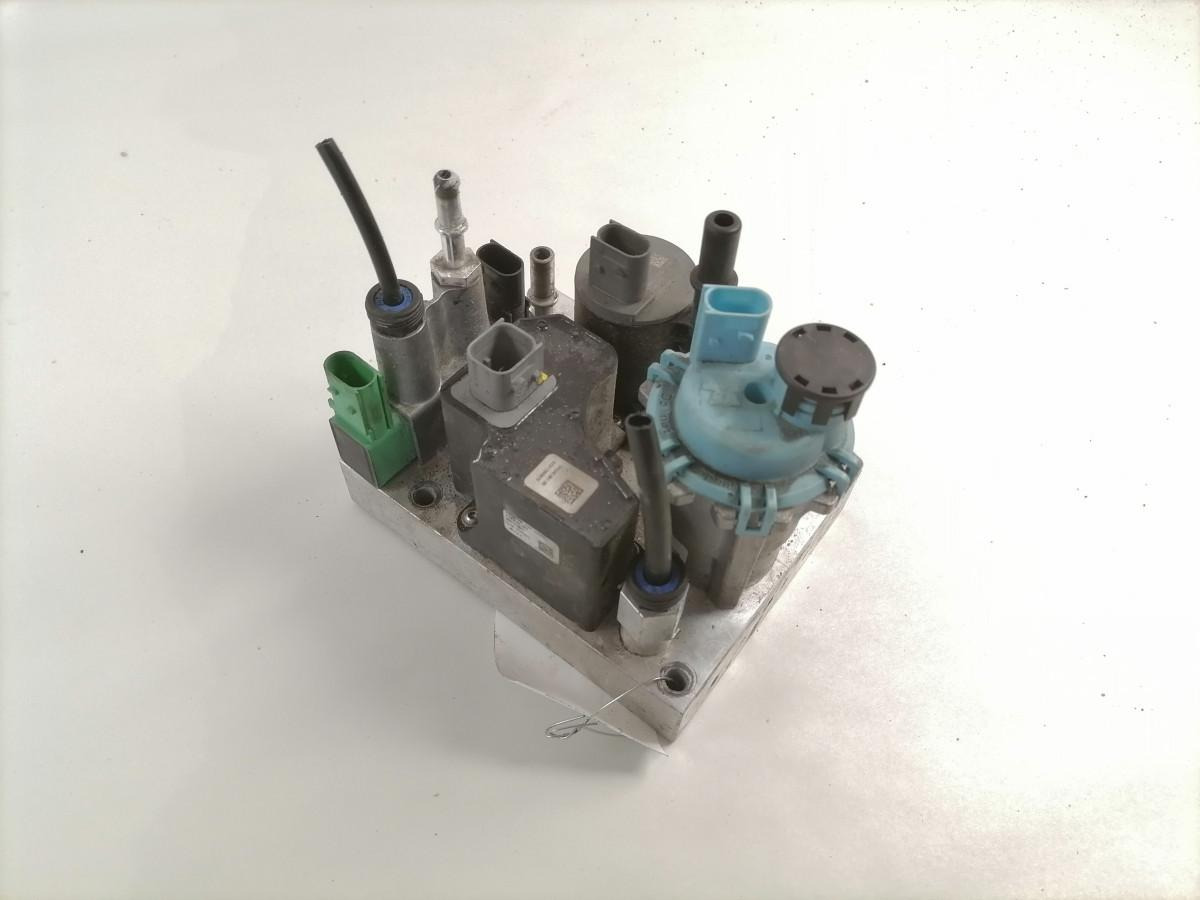 Volvo ADBlue pump 22209517 - Sustav goriva za Kamion: slika Volvo ADBlue pump 22209517 - Sustav goriva za Kamion Volvo ADBlue pump 22209517 - Sustav goriva za Kamion: slika Volvo ADBlue pump 22209517 - Sustav goriva za Kamion