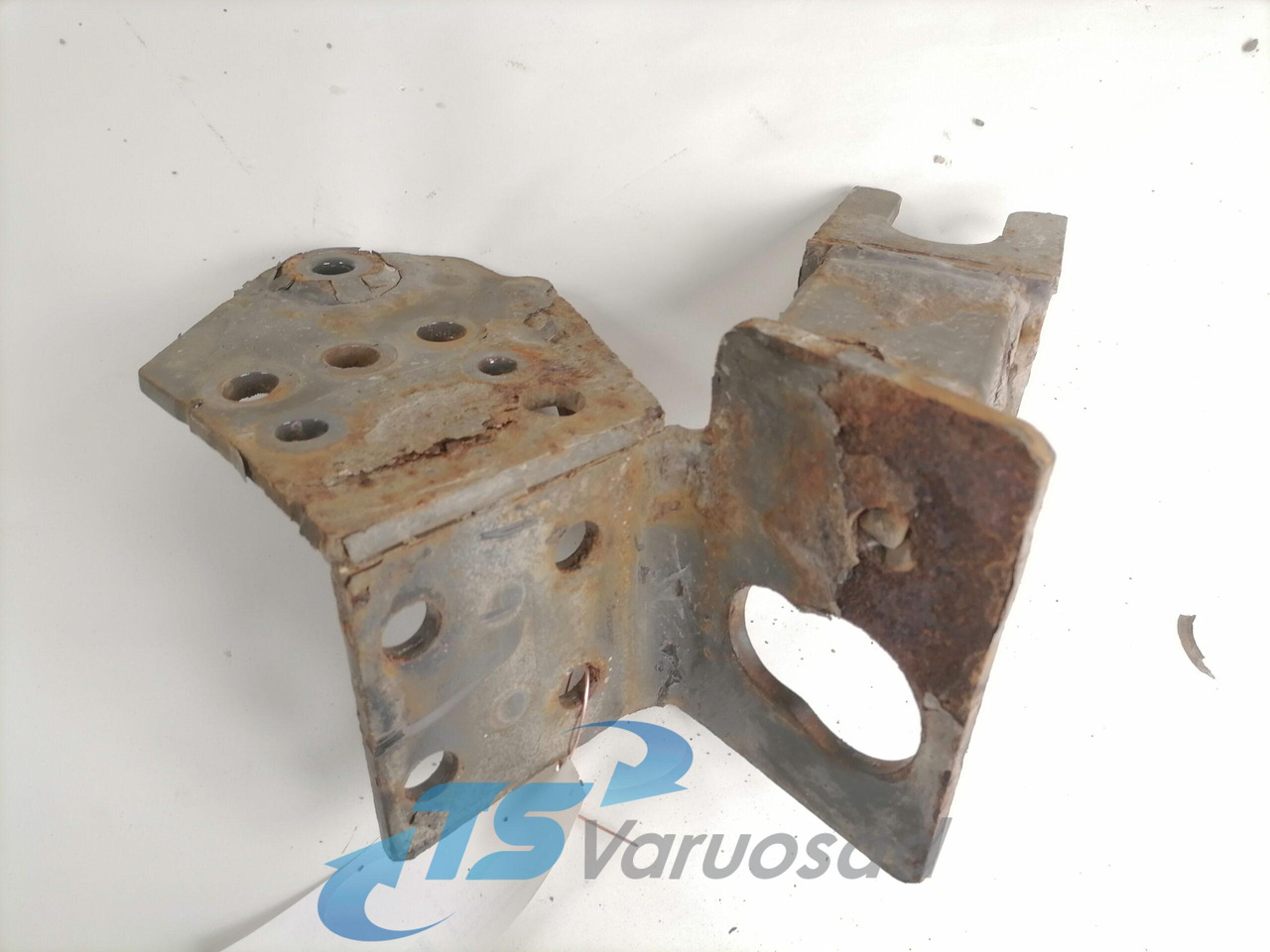 Volvo Bumper bracket 20499244 - Branik za Kamion: slika Volvo Bumper bracket 20499244 - Branik za Kamion Volvo Bumper bracket 20499244 - Branik za Kamion: slika Volvo Bumper bracket 20499244 - Branik za Kamion