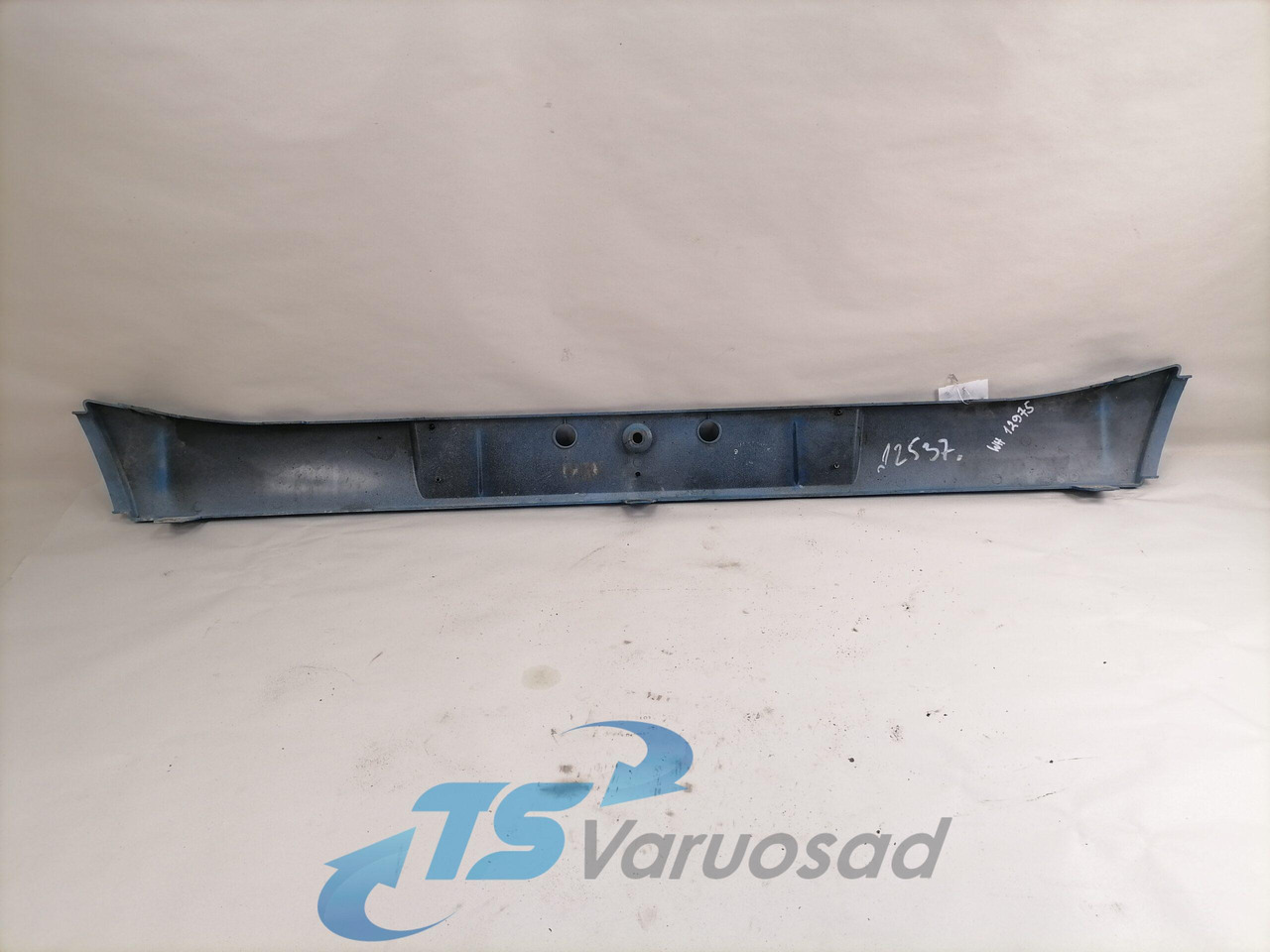 Volvo Front bumper cover plastic 82090733 - Aerodinamika/ Spojler za Kamion: slika Volvo Front bumper cover plastic 82090733 - Aerodinamika/ Spojler za Kamion Volvo Front bumper cover plastic 82090733 - Aerodinamika/ Spojler za Kamion: slika Volvo Front bumper cover plastic 82090733 - Aerodinamika/ Spojler za Kamion