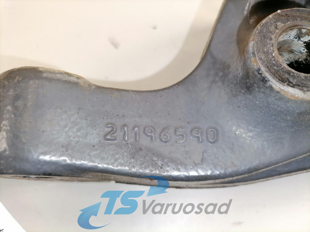 Volvo Kabiini kandur, tagumine 21196590 - Ovjes kabine za Kamion: slika Volvo Kabiini kandur, tagumine 21196590 - Ovjes kabine za Kamion Volvo Kabiini kandur, tagumine 21196590 - Ovjes kabine za Kamion: slika Volvo Kabiini kandur, tagumine 21196590 - Ovjes kabine za Kamion