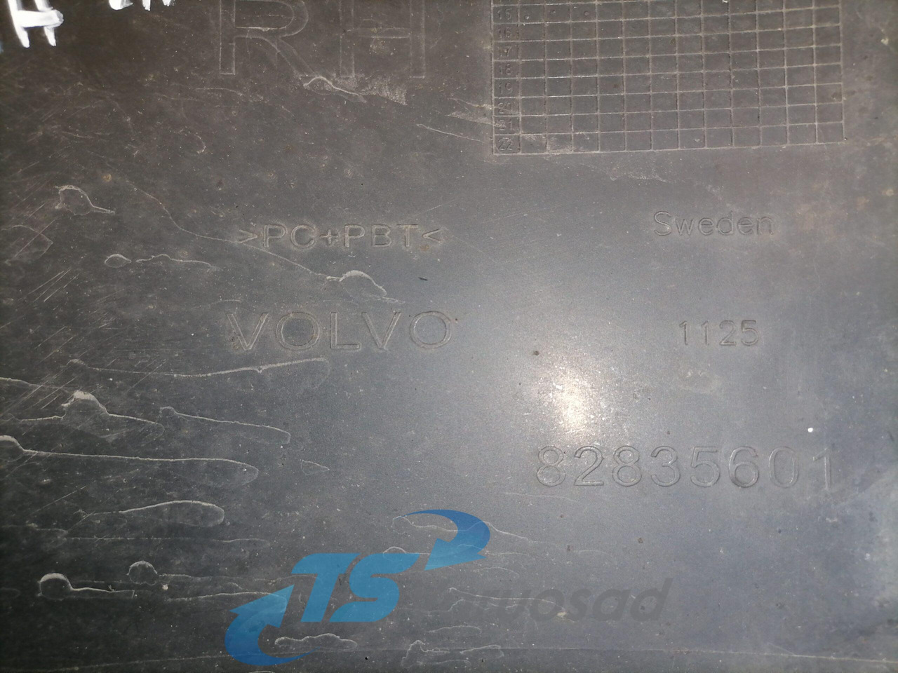 Volvo Plastikdetail 82835601 - Aerodinamika/ Spojler za Kamion: slika Volvo Plastikdetail 82835601 - Aerodinamika/ Spojler za Kamion Volvo Plastikdetail 82835601 - Aerodinamika/ Spojler za Kamion: slika Volvo Plastikdetail 82835601 - Aerodinamika/ Spojler za Kamion