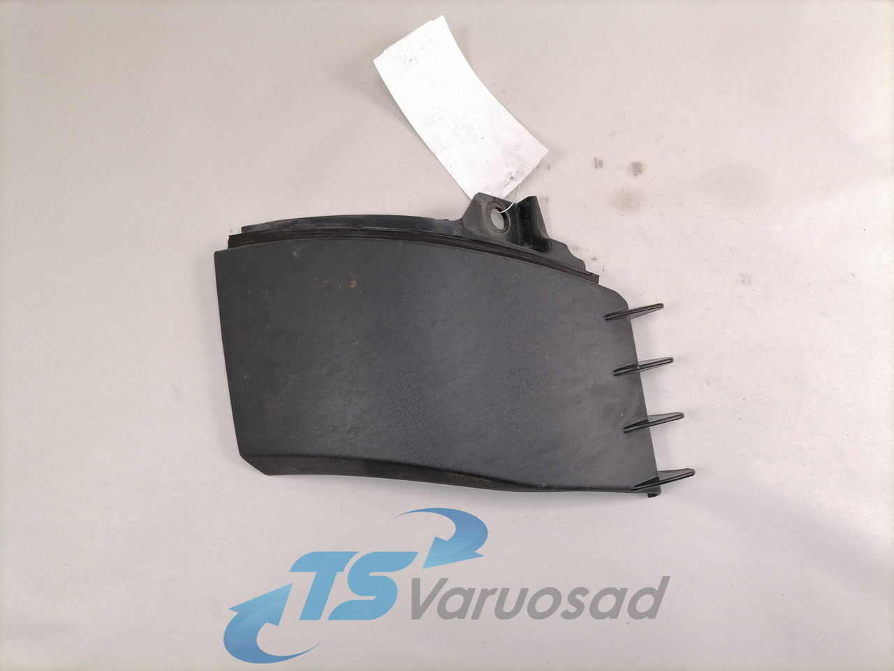 Volvo Plastikdetail 82835601 - Aerodinamika/ Spojler za Kamion: slika Volvo Plastikdetail 82835601 - Aerodinamika/ Spojler za Kamion Volvo Plastikdetail 82835601 - Aerodinamika/ Spojler za Kamion: slika Volvo Plastikdetail 82835601 - Aerodinamika/ Spojler za Kamion