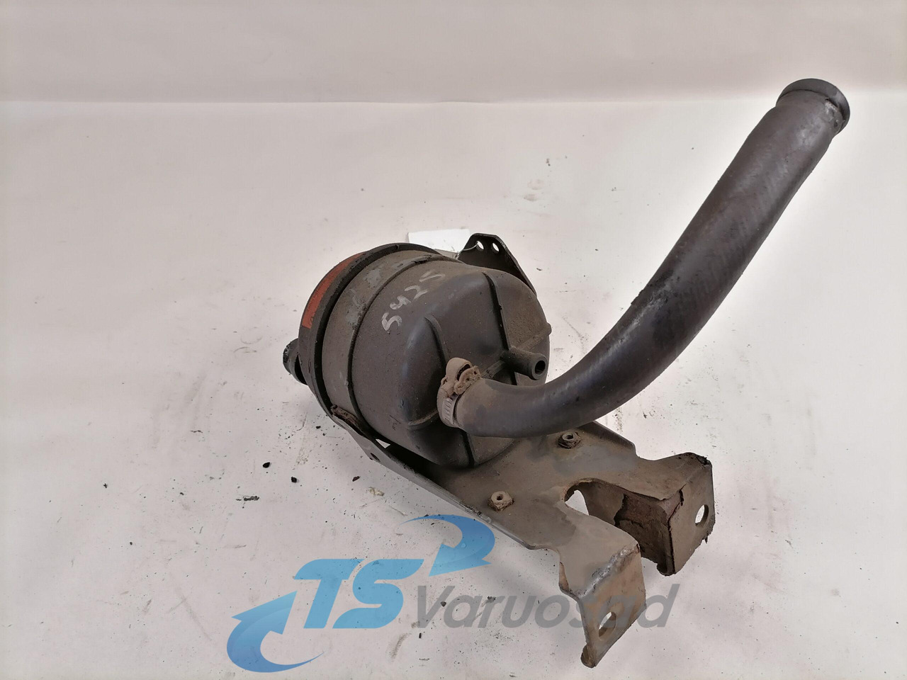 Volvo Steering oil tank+ bracket 1592945 - Servo crijevo za Kamion: slika Volvo Steering oil tank+ bracket 1592945 - Servo crijevo za Kamion Volvo Steering oil tank+ bracket 1592945 - Servo crijevo za Kamion: slika Volvo Steering oil tank+ bracket 1592945 - Servo crijevo za Kamion