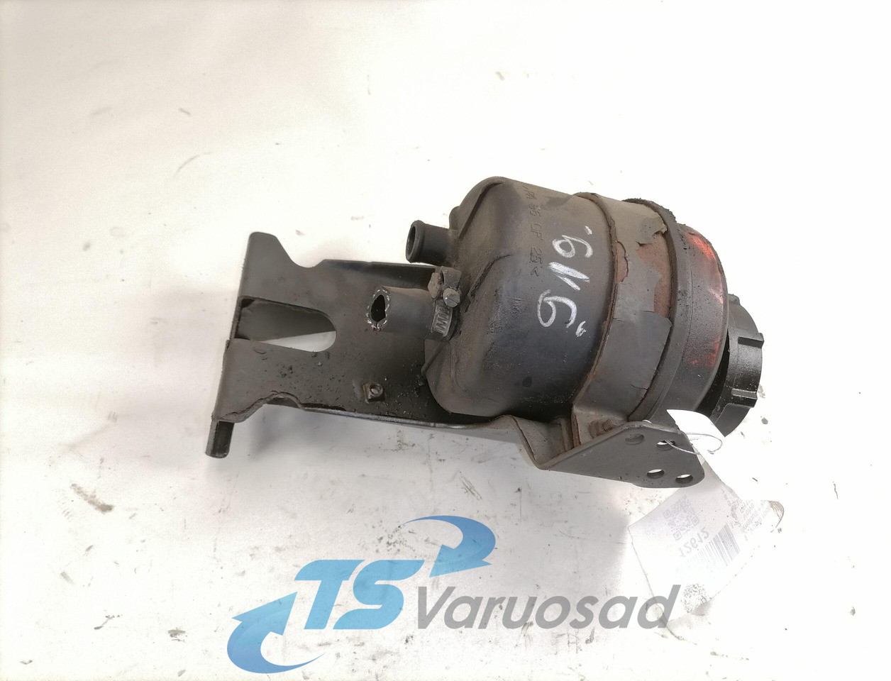 Volvo Steering oil tank+ bracket 1592945 - Servo crijevo za Kamion: slika Volvo Steering oil tank+ bracket 1592945 - Servo crijevo za Kamion Volvo Steering oil tank+ bracket 1592945 - Servo crijevo za Kamion: slika Volvo Steering oil tank+ bracket 1592945 - Servo crijevo za Kamion