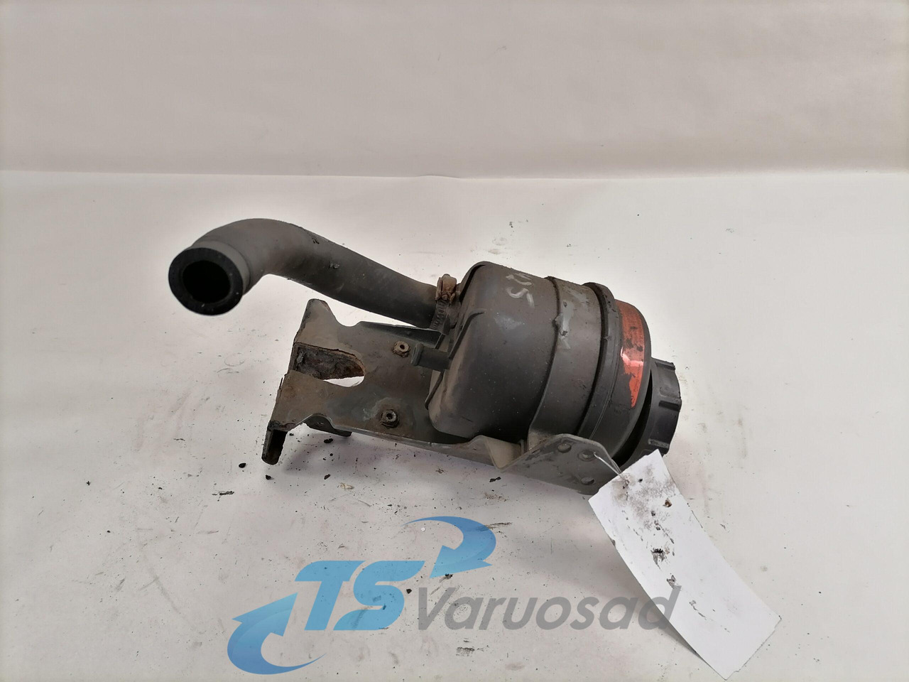 Volvo Steering oil tank+ bracket 1592945 - Servo crijevo za Kamion: slika Volvo Steering oil tank+ bracket 1592945 - Servo crijevo za Kamion Volvo Steering oil tank+ bracket 1592945 - Servo crijevo za Kamion: slika Volvo Steering oil tank+ bracket 1592945 - Servo crijevo za Kamion