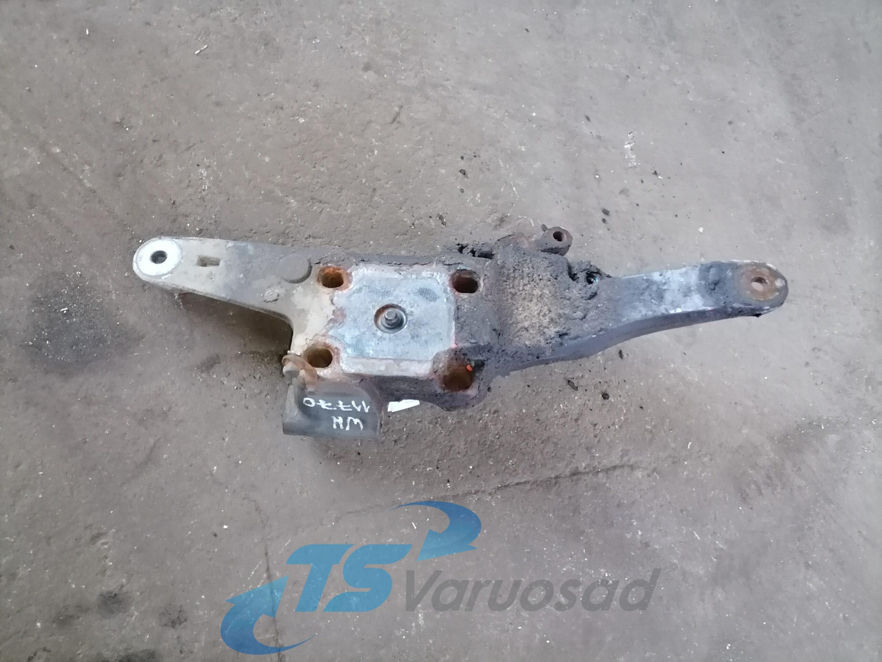 Volvo Volvo drive axle / axle mounting / airbag carrier 20428752 - Osovina i dijelovi za Kamion: slika  Volvo Volvo drive axle / axle mounting / airbag carrier 20428752 - Osovina i dijelovi za Kamion Volvo Volvo drive axle / axle mounting / airbag carrier 20428752 - Osovina i dijelovi za Kamion: slika  Volvo Volvo drive axle / axle mounting / airbag carrier 20428752 - Osovina i dijelovi za Kamion