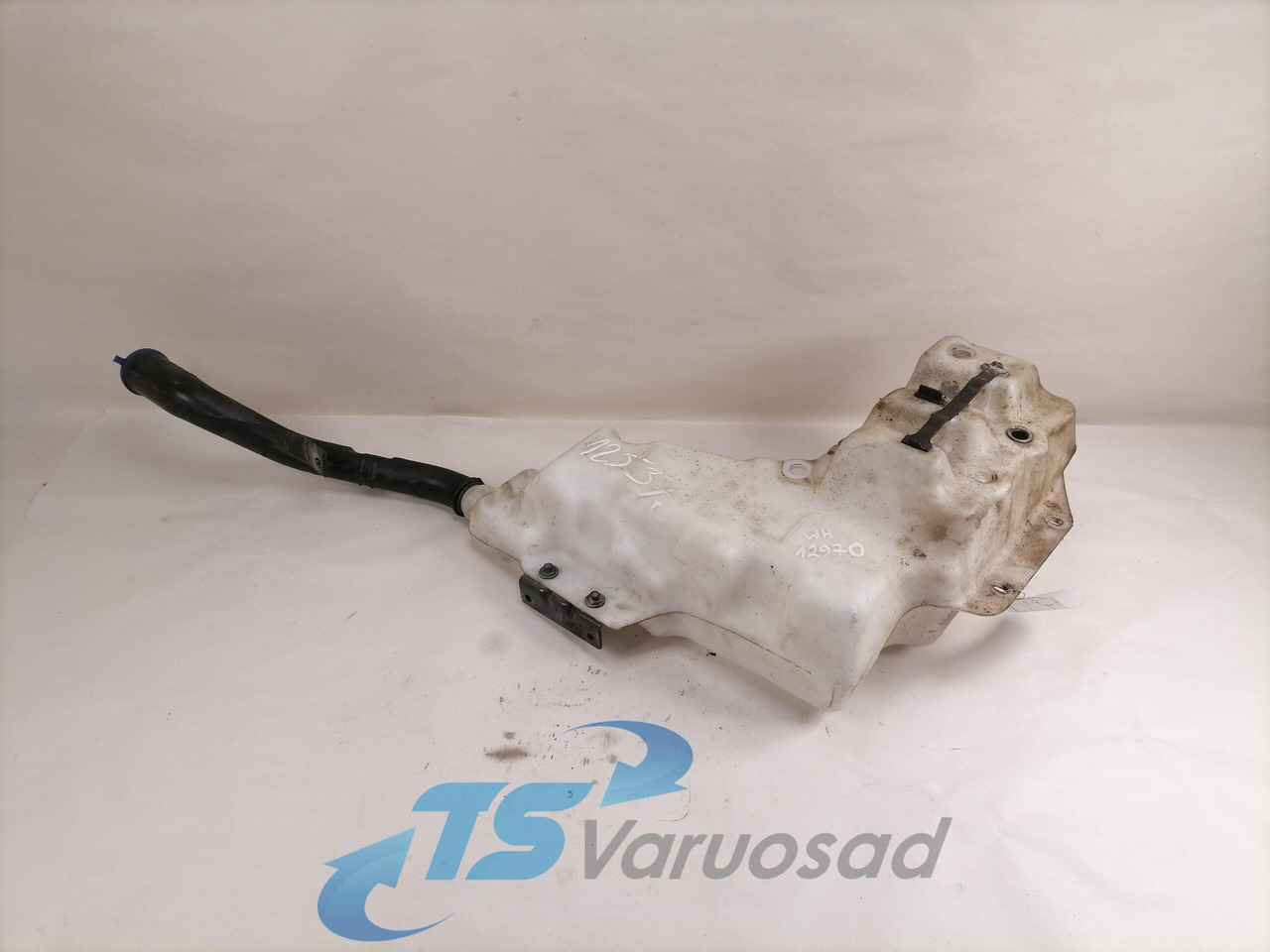 Volvo Windscreen washer fluid tank 84092259 - Brisač za Kamion: slika Volvo Windscreen washer fluid tank 84092259 - Brisač za Kamion Volvo Windscreen washer fluid tank 84092259 - Brisač za Kamion: slika Volvo Windscreen washer fluid tank 84092259 - Brisač za Kamion
