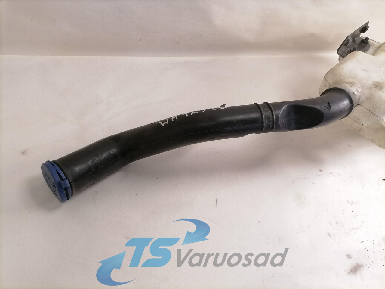 Volvo Windscreen washer fluid tank 84092259 - Brisač za Kamion: slika Volvo Windscreen washer fluid tank 84092259 - Brisač za Kamion Volvo Windscreen washer fluid tank 84092259 - Brisač za Kamion: slika Volvo Windscreen washer fluid tank 84092259 - Brisač za Kamion
