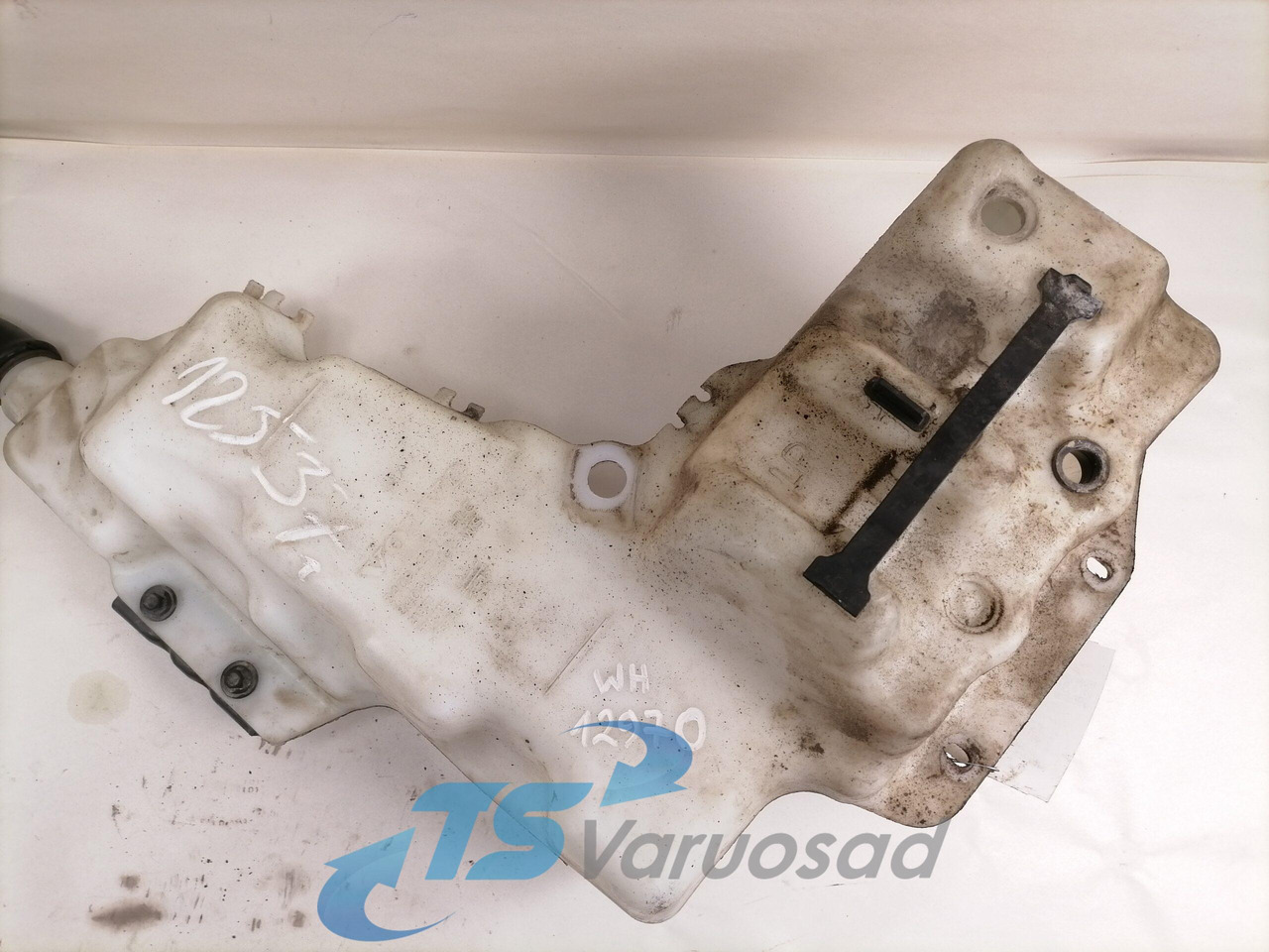 Volvo Windscreen washer fluid tank 84092259 - Brisač za Kamion: slika Volvo Windscreen washer fluid tank 84092259 - Brisač za Kamion Volvo Windscreen washer fluid tank 84092259 - Brisač za Kamion: slika Volvo Windscreen washer fluid tank 84092259 - Brisač za Kamion