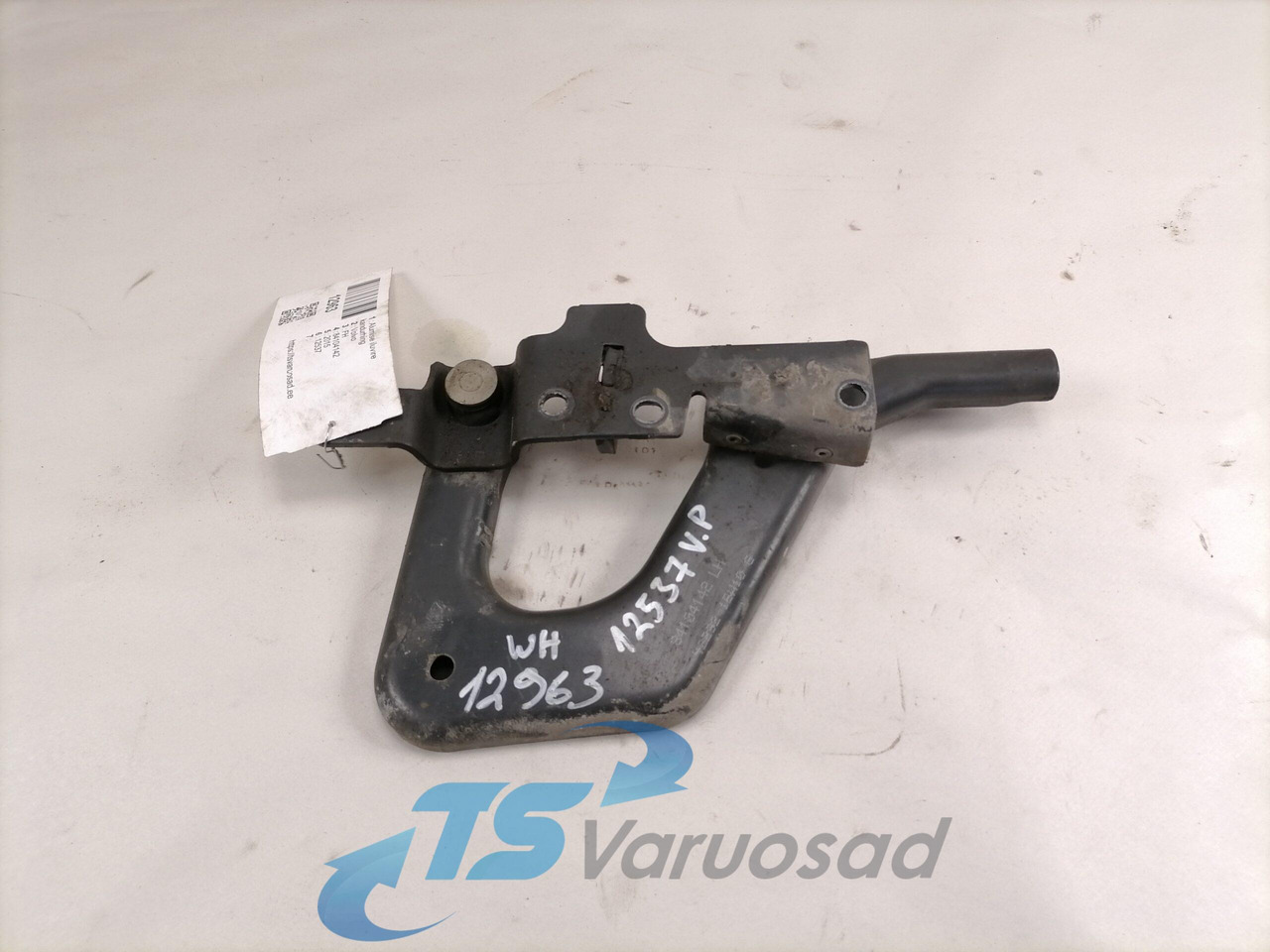 Volvo lower grille carrier hinge 84104142 - Rešetka za Kamion: slika Volvo lower grille carrier hinge 84104142 - Rešetka za Kamion Volvo lower grille carrier hinge 84104142 - Rešetka za Kamion: slika Volvo lower grille carrier hinge 84104142 - Rešetka za Kamion