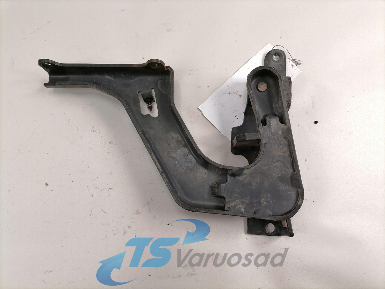 Volvo lower grille carrier hinge 84104142 - Rešetka za Kamion: slika Volvo lower grille carrier hinge 84104142 - Rešetka za Kamion Volvo lower grille carrier hinge 84104142 - Rešetka za Kamion: slika Volvo lower grille carrier hinge 84104142 - Rešetka za Kamion