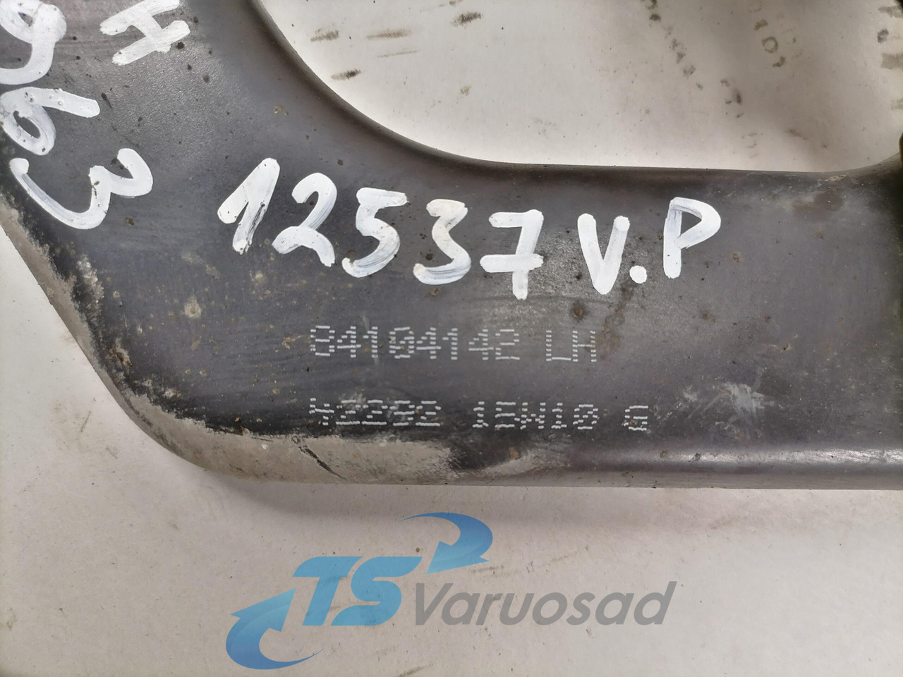 Volvo lower grille carrier hinge 84104142 - Rešetka za Kamion: slika Volvo lower grille carrier hinge 84104142 - Rešetka za Kamion Volvo lower grille carrier hinge 84104142 - Rešetka za Kamion: slika Volvo lower grille carrier hinge 84104142 - Rešetka za Kamion