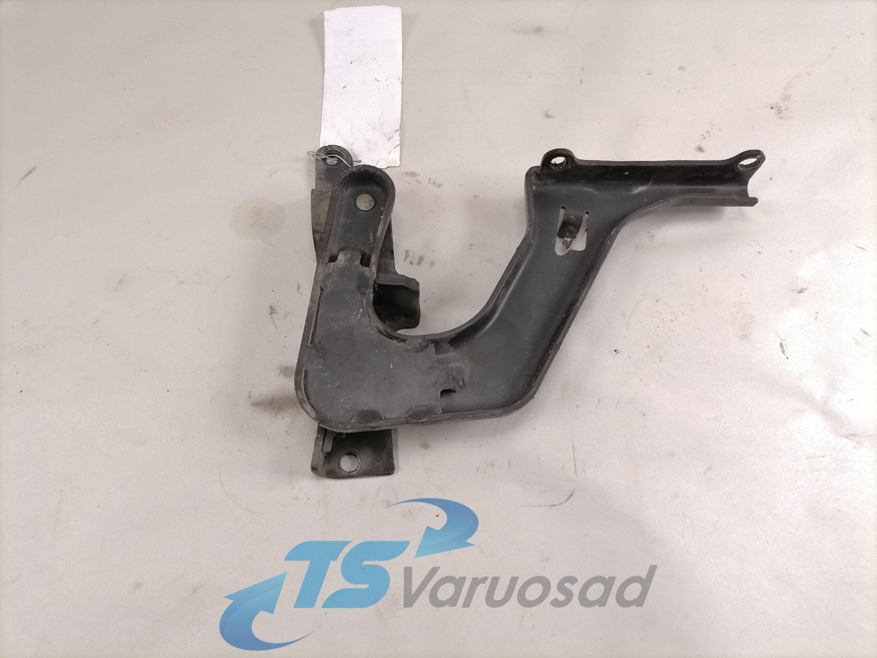 Volvo lower grille carrier hinge 84104144 - Rešetka za Kamion: slika Volvo lower grille carrier hinge 84104144 - Rešetka za Kamion Volvo lower grille carrier hinge 84104144 - Rešetka za Kamion: slika Volvo lower grille carrier hinge 84104144 - Rešetka za Kamion