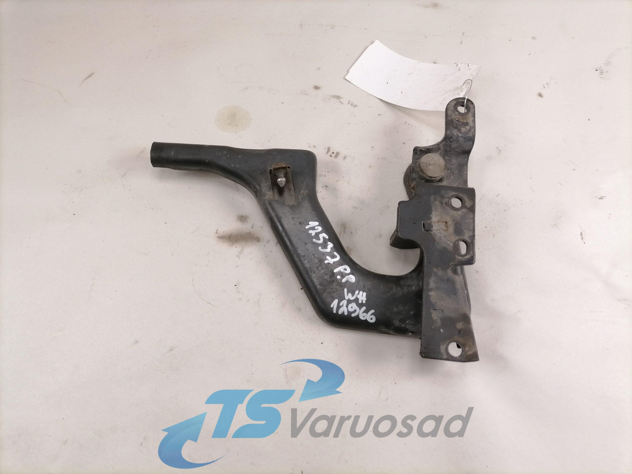 Volvo lower grille carrier hinge 84104144 - Rešetka za Kamion: slika Volvo lower grille carrier hinge 84104144 - Rešetka za Kamion Volvo lower grille carrier hinge 84104144 - Rešetka za Kamion: slika Volvo lower grille carrier hinge 84104144 - Rešetka za Kamion