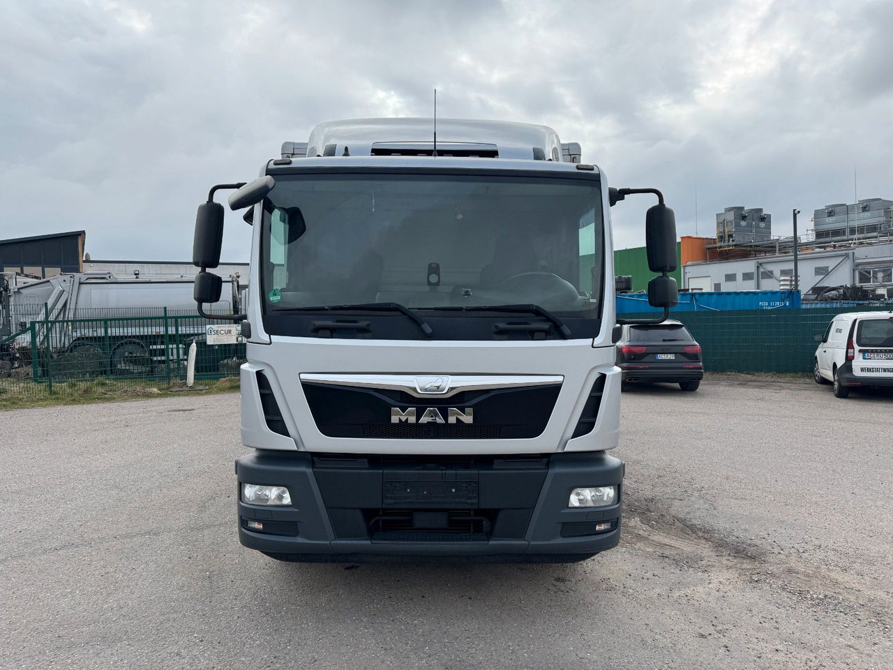MAN 15.290 4X2 Koffer mit Hebebühne AHK - Kamion sandučar: slika MAN 15.290 4X2 Koffer mit Hebebühne AHK - Kamion sandučar MAN 15.290 4X2 Koffer mit Hebebühne AHK - Kamion sandučar: slika MAN 15.290 4X2 Koffer mit Hebebühne AHK - Kamion sandučar