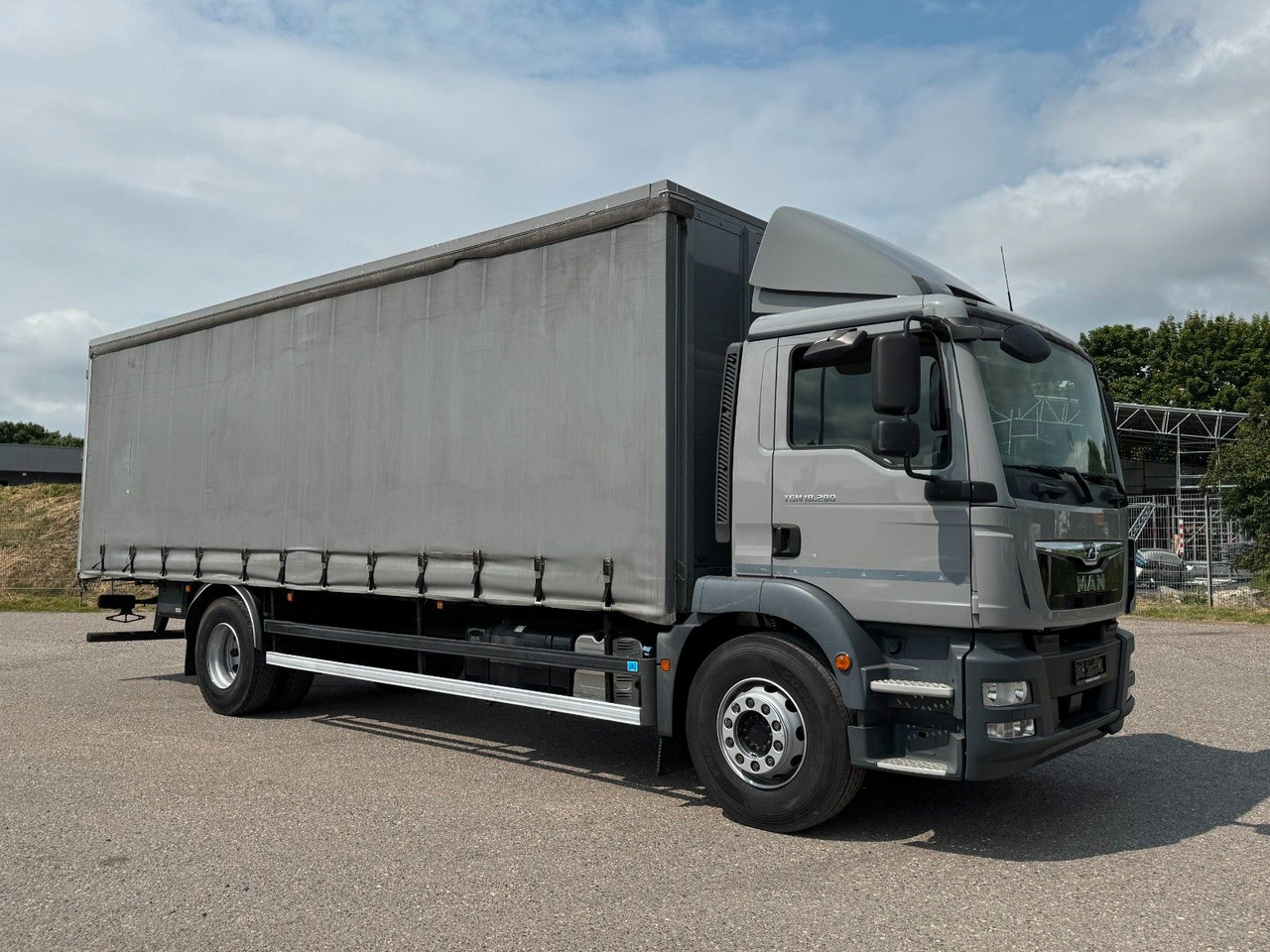 MAN 18.290 4X2 Koffer / Plane Top Zustand 8,30 Meter - Kamion s ceradom: slika MAN 18.290 4X2 Koffer / Plane Top Zustand 8,30 Meter - Kamion s ceradom MAN 18.290 4X2 Koffer / Plane Top Zustand 8,30 Meter - Kamion s ceradom: slika MAN 18.290 4X2 Koffer / Plane Top Zustand 8,30 Meter - Kamion s ceradom